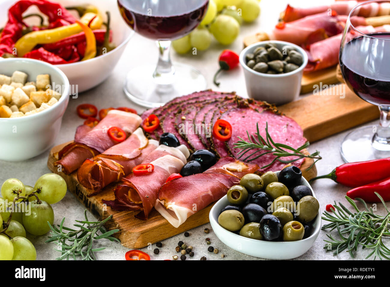 Tradizionali tapas bar di vino o uno snack sul tavolo, la selezione di cibo, dieta mediterranea Foto Stock