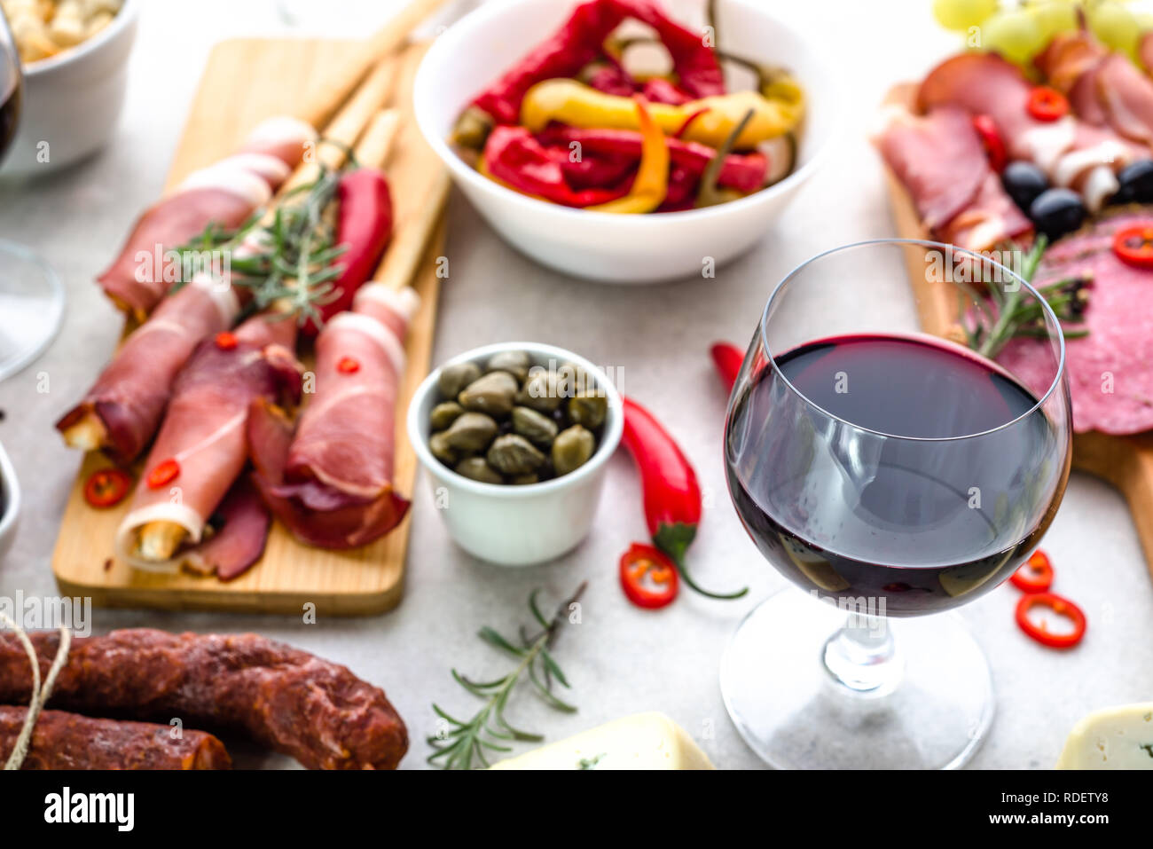 Tradizionali tapas bar di vino o uno snack sul tavolo, la selezione di cibo, antipasti della dieta mediterranea Foto Stock
