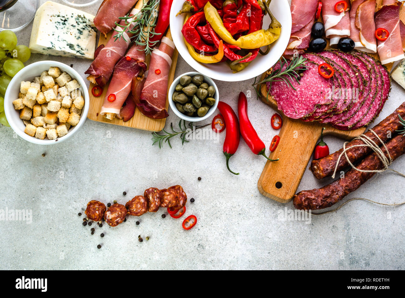 Tapas tradizionali spagnole sulla tabella, cibo dalla Spagna, varietà di piatti, carne fredda chorizo, prosciutto e salame Foto Stock