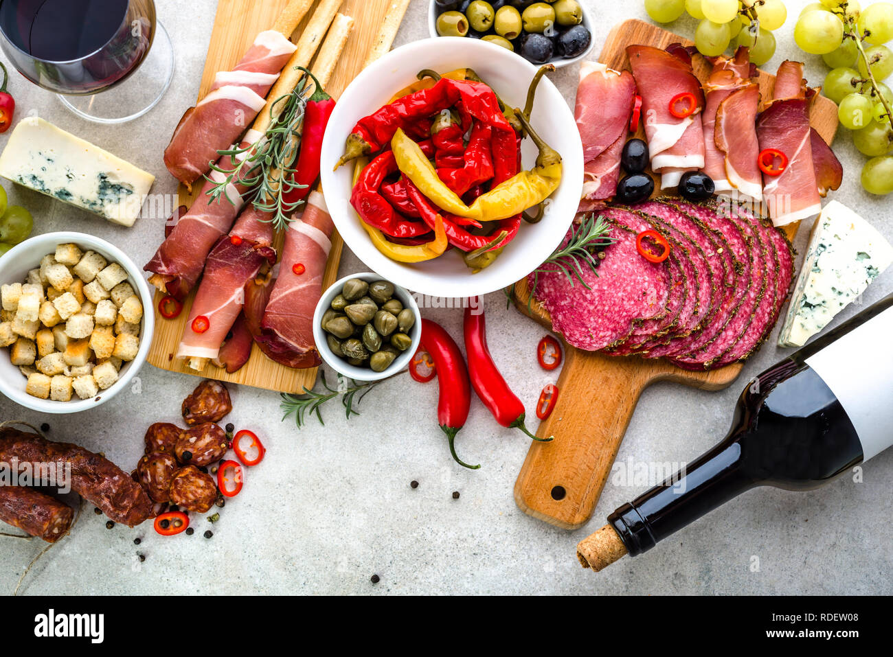 Tapas piccante su tavola, cibo dalla Spagna, varietà di piatti, carne fredda e vino, vista dall'alto Foto Stock