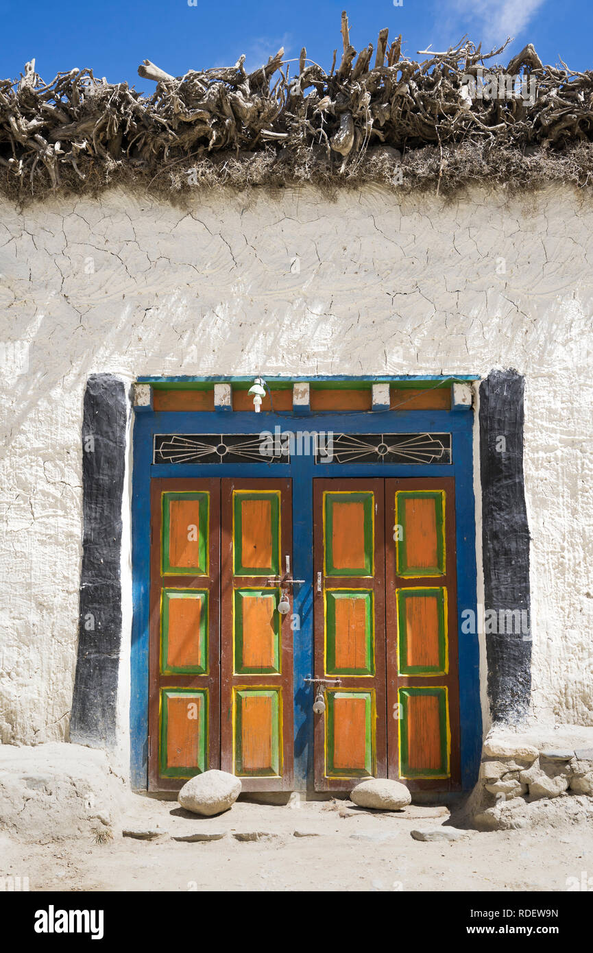 Colori degli esterni in legno porta doppia su un Tibetan House, Lo Manthang, Mustang Superiore regione, Nepal. Foto Stock