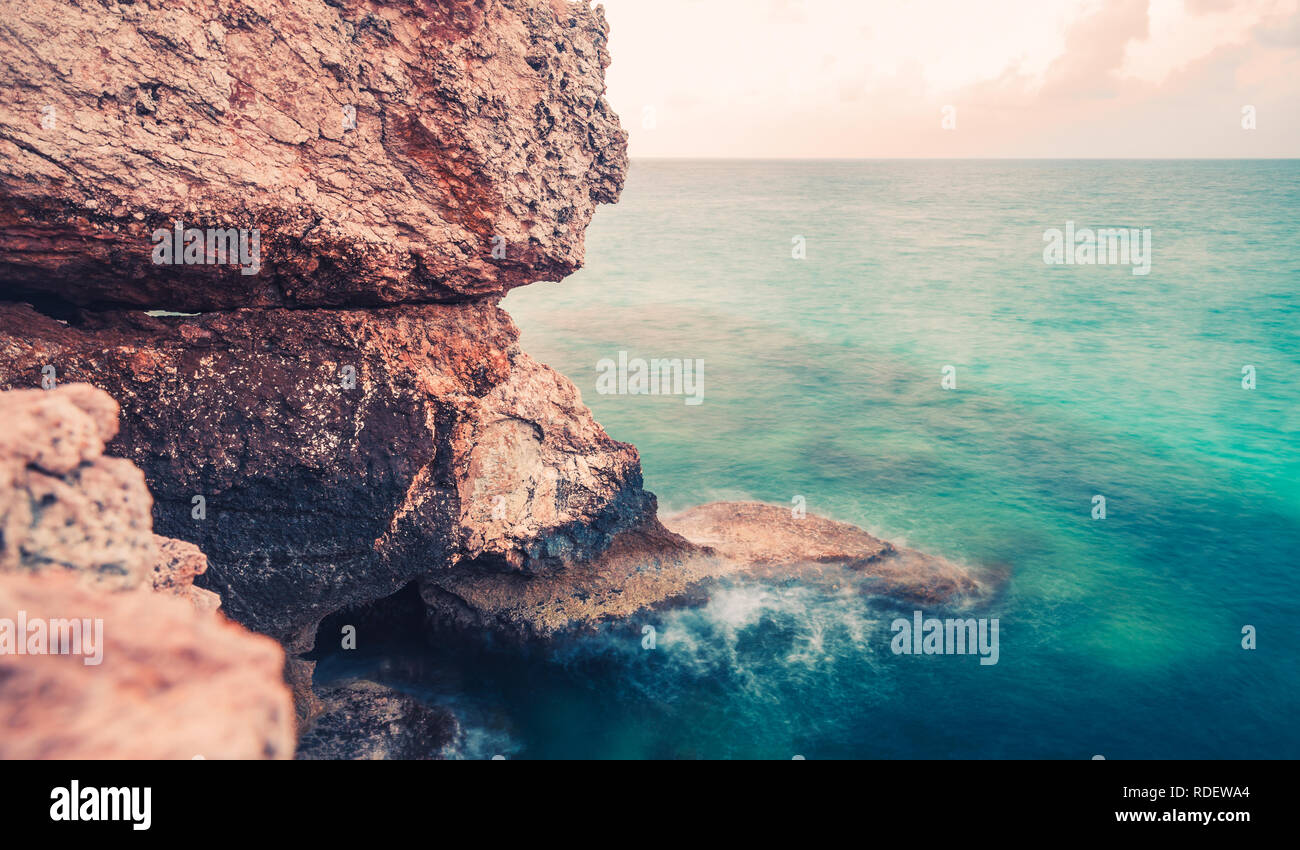 Mare Mediterraneo il paesaggio costiero con rocce. Lunga esposizione con foto sfocate naturale effetto dell'acqua. Mattinata estiva di Ayia Napa, isola di Cipro Foto Stock