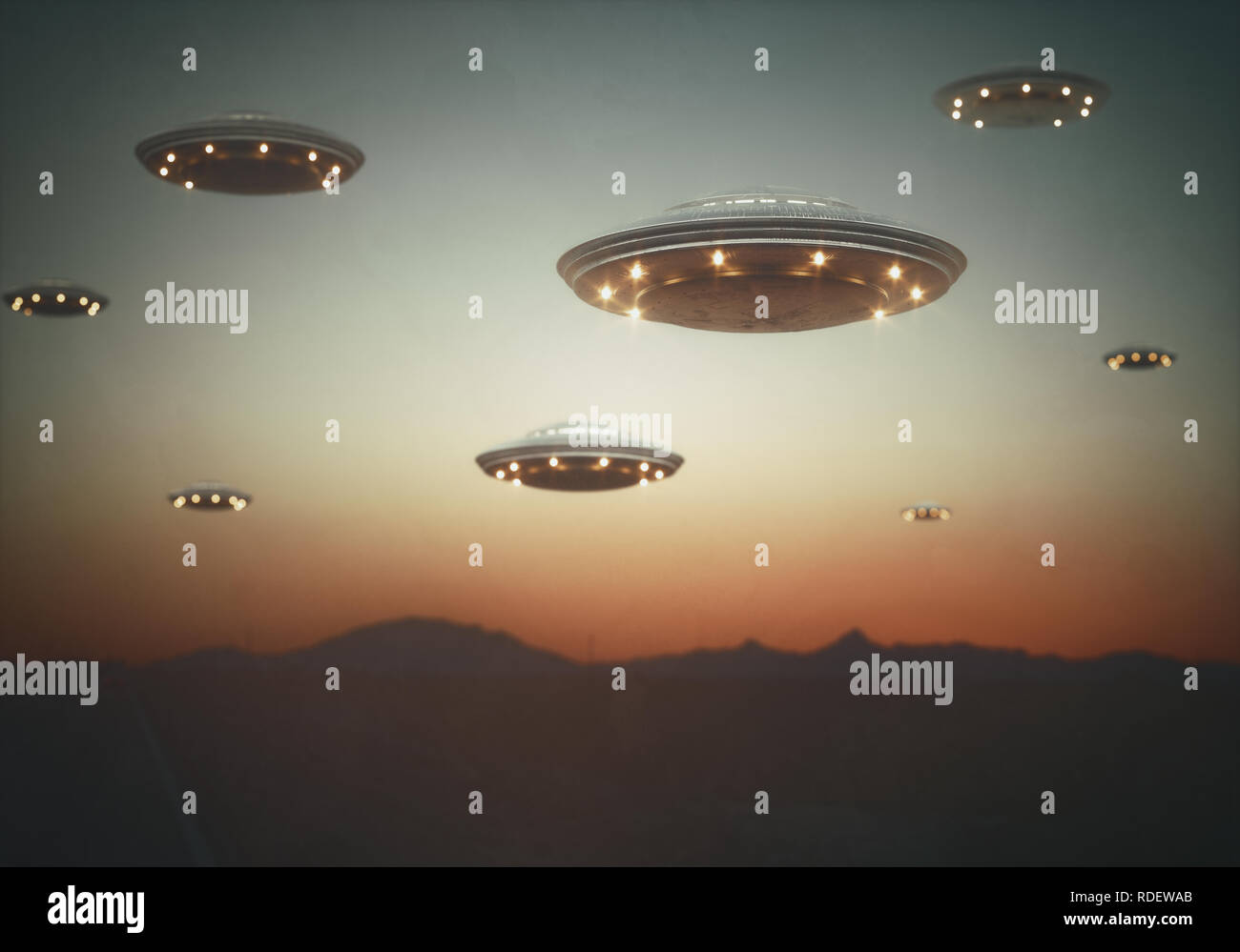 Invasione di astronavi aliene sotto il cielo al tramonto. Il vecchio stile film immagine di fotografia. Foto Stock