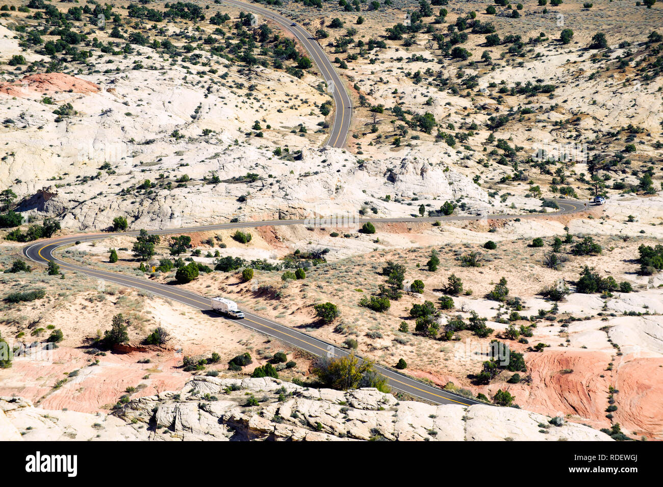 Scenic Byway 12 passando attraverso la spettacolare paesaggio desertico, visto dalla testa delle rocce si affacciano vicino a Escalante, Utah, Stati Uniti d'America. Foto Stock