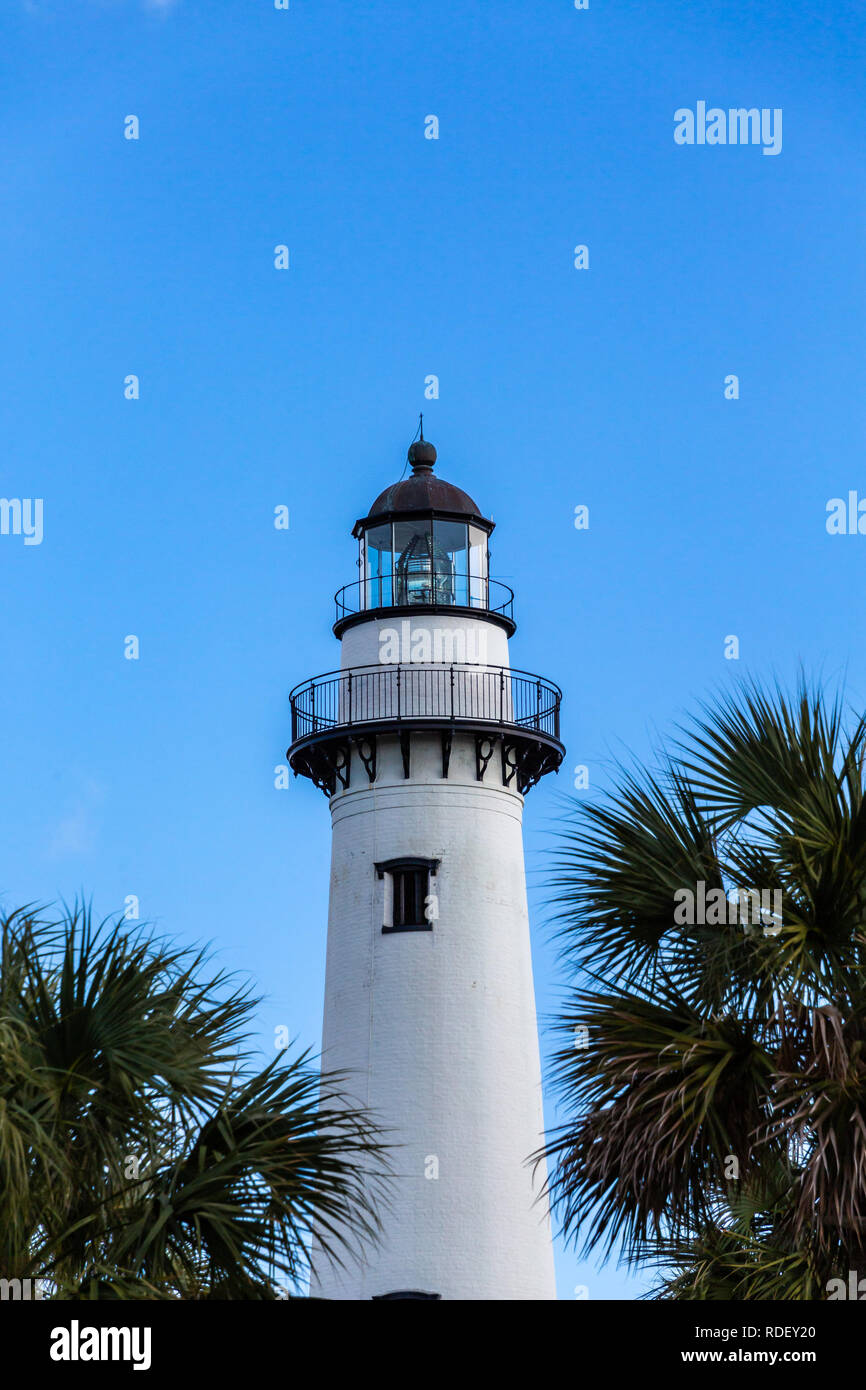 Faro tra alberi di palma Foto Stock