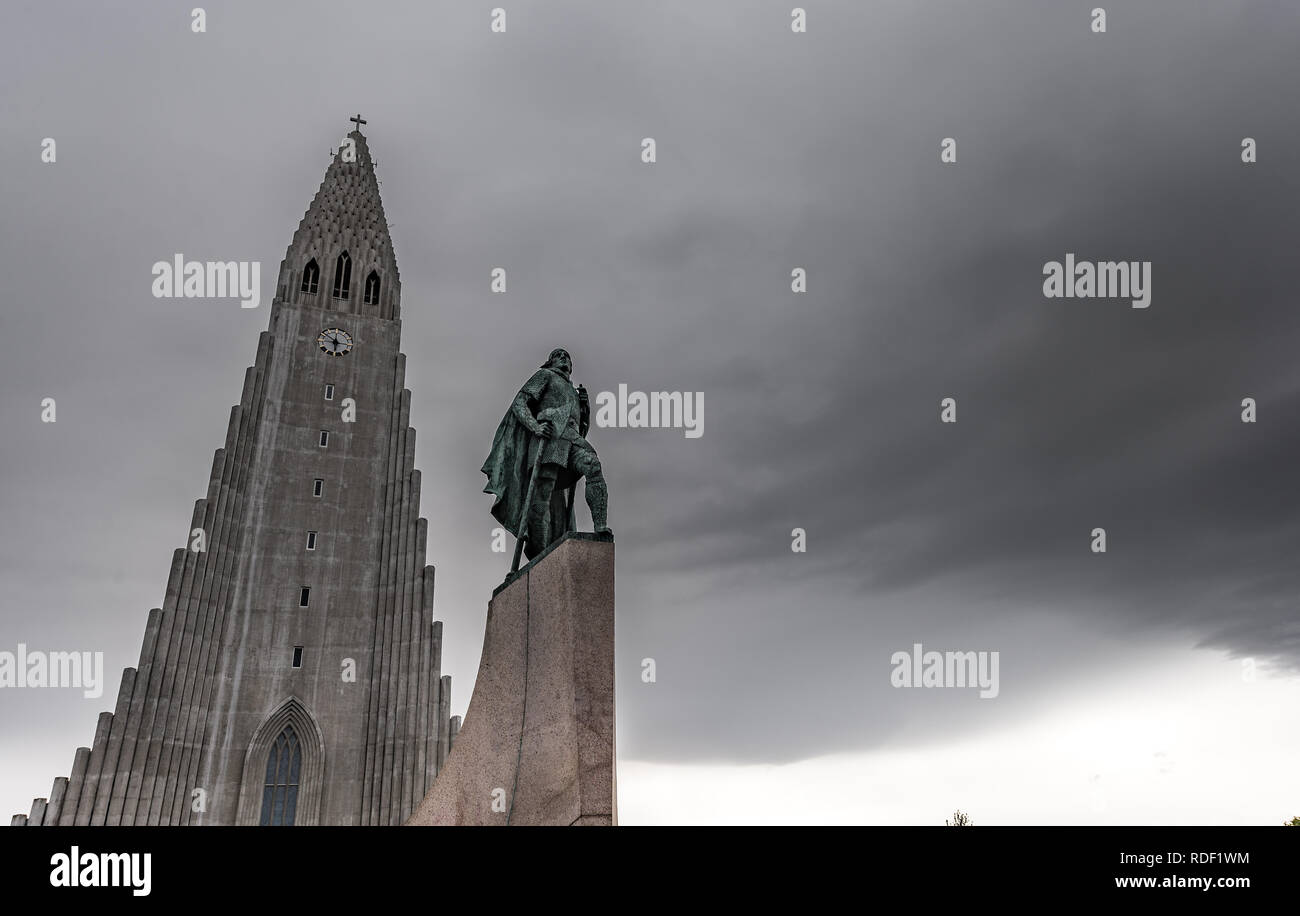 Hallgrímskirkja im Regen, Reykjavik Foto Stock