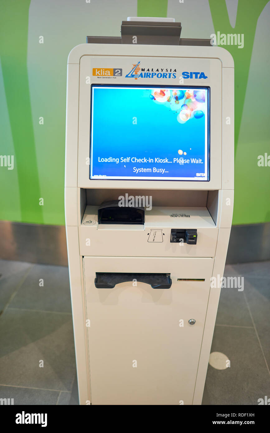 KUALA LUMPUR, Malesia - circa maggio, 2014: self check-in kiost a low-cost carrier terminal presso l'Aeroporto Internazionale di Kuala Lumpur. Aeroporto Internazionale di Kuala Lumpur è la Malaysia ha m Foto Stock