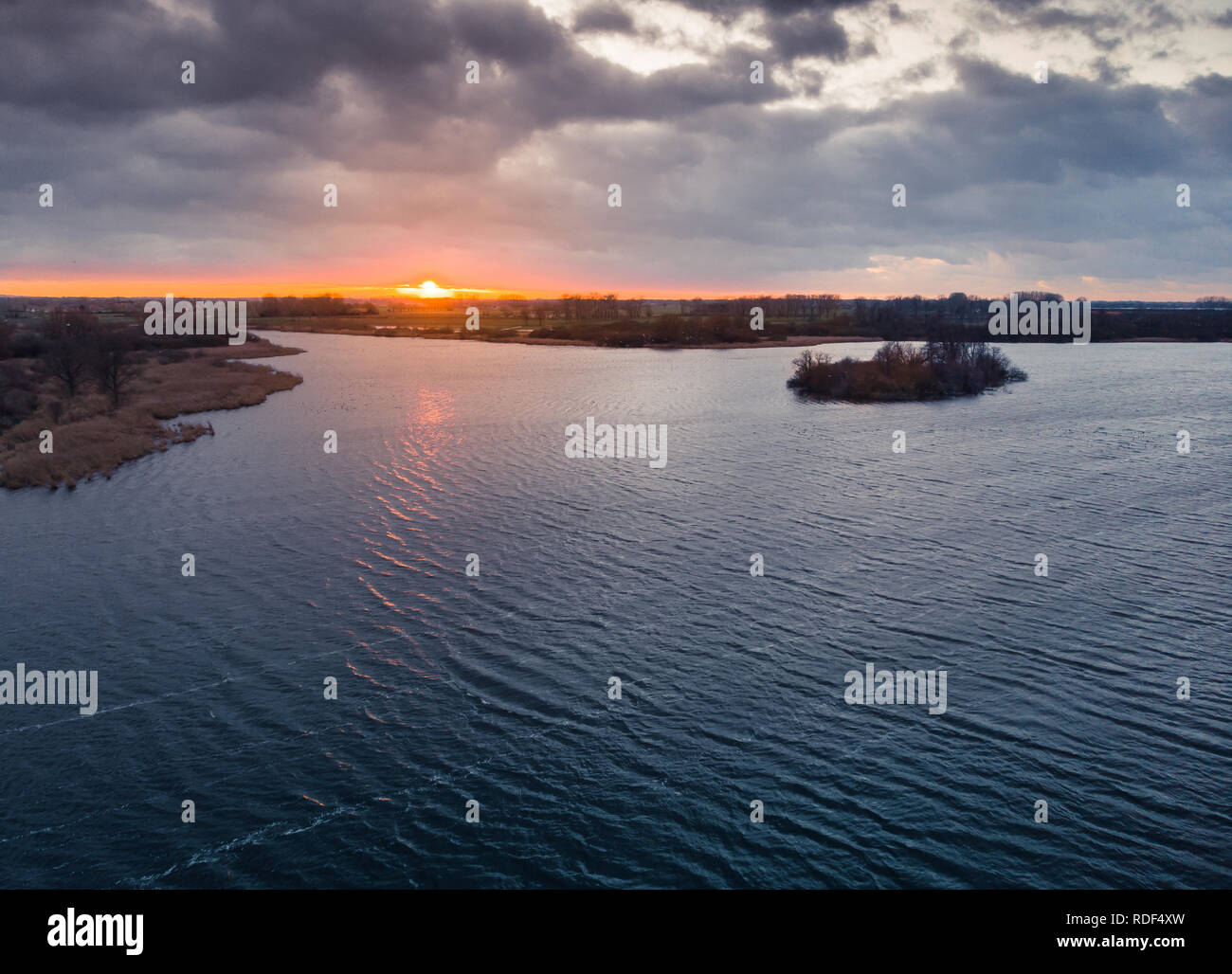 Sunset droneshot con la luce del sole nell'acqua Foto Stock
