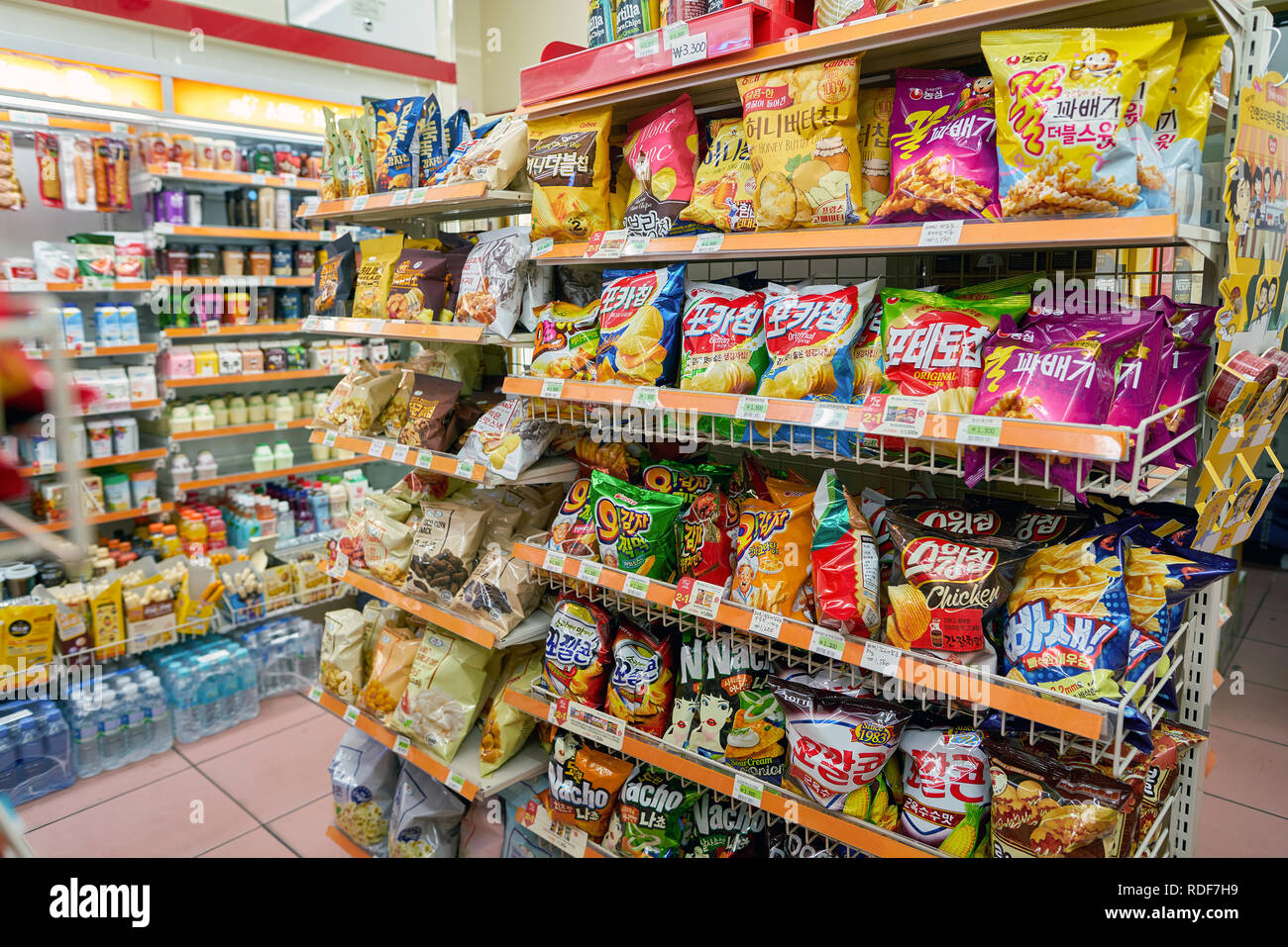 SEOUL, Corea del Sud - circa maggio, 2017: all'interno di 7-11 convenience store segno. 7-Eleven è una catena internazionale di negozi. Foto Stock