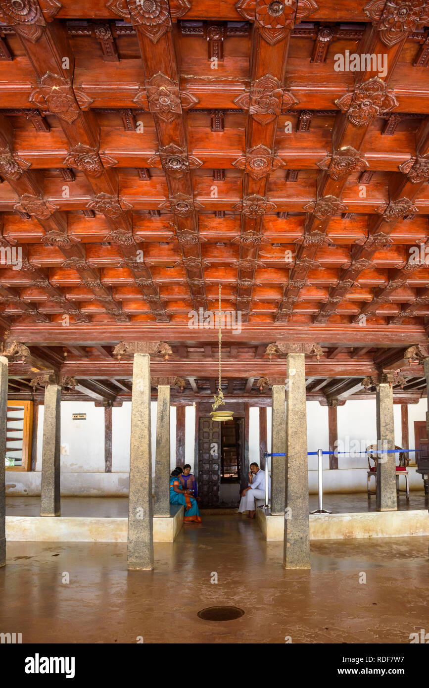 Ornato soffitto in legno, Padmanabhapuram Palace, tipica architettura del Kerala, Tamil Nadu, India Foto Stock