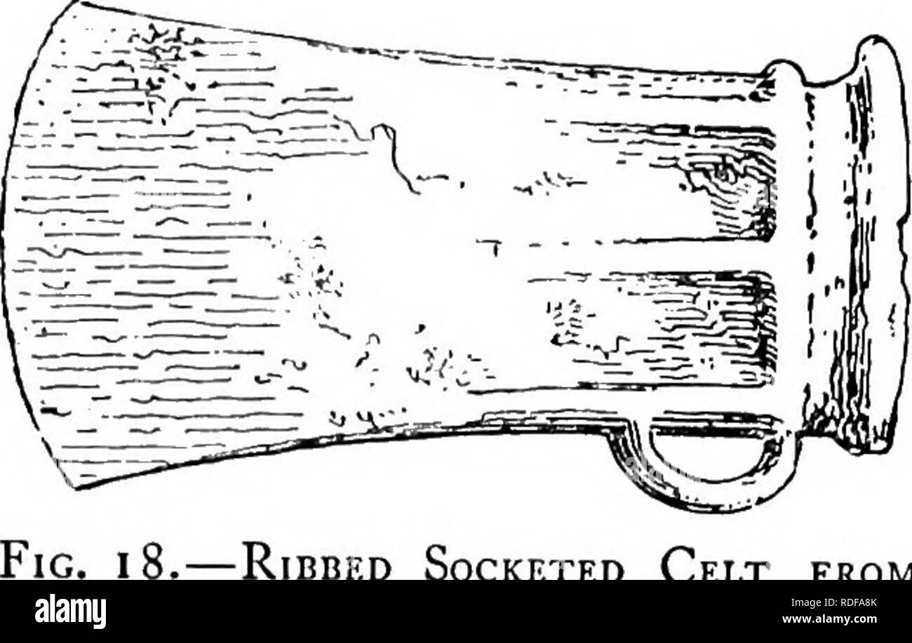 . La storia di Victoria della contea di Lancaster;. Storia naturale. Presto l'uomo. -Nervata Celt munito di zoccolo da WiNMARLEIGH. 2 : 3. Un certo numero di celti munito di zoccolo sono registrati ^ come aventi stato trovato nel fiume Ribble, la località non essendo indicato. Essi sembrano essere state in numero di cinque, in gran parte avvolta ad anello. Di questi, uno era piuttosto semplice hke sopra, 2 fin. in lunghezza, ma è stato fornito con un cerchio intorno alla bocca, per cui il ciclo è stato fissato in corrispondenza di una estremità. Il prossimo sketch, fig. 18, mostra una differenza di funzione nel cerchione doppio circa la bocca dell'attrezzo e le tre nervature elementari lungo la lengt Foto Stock