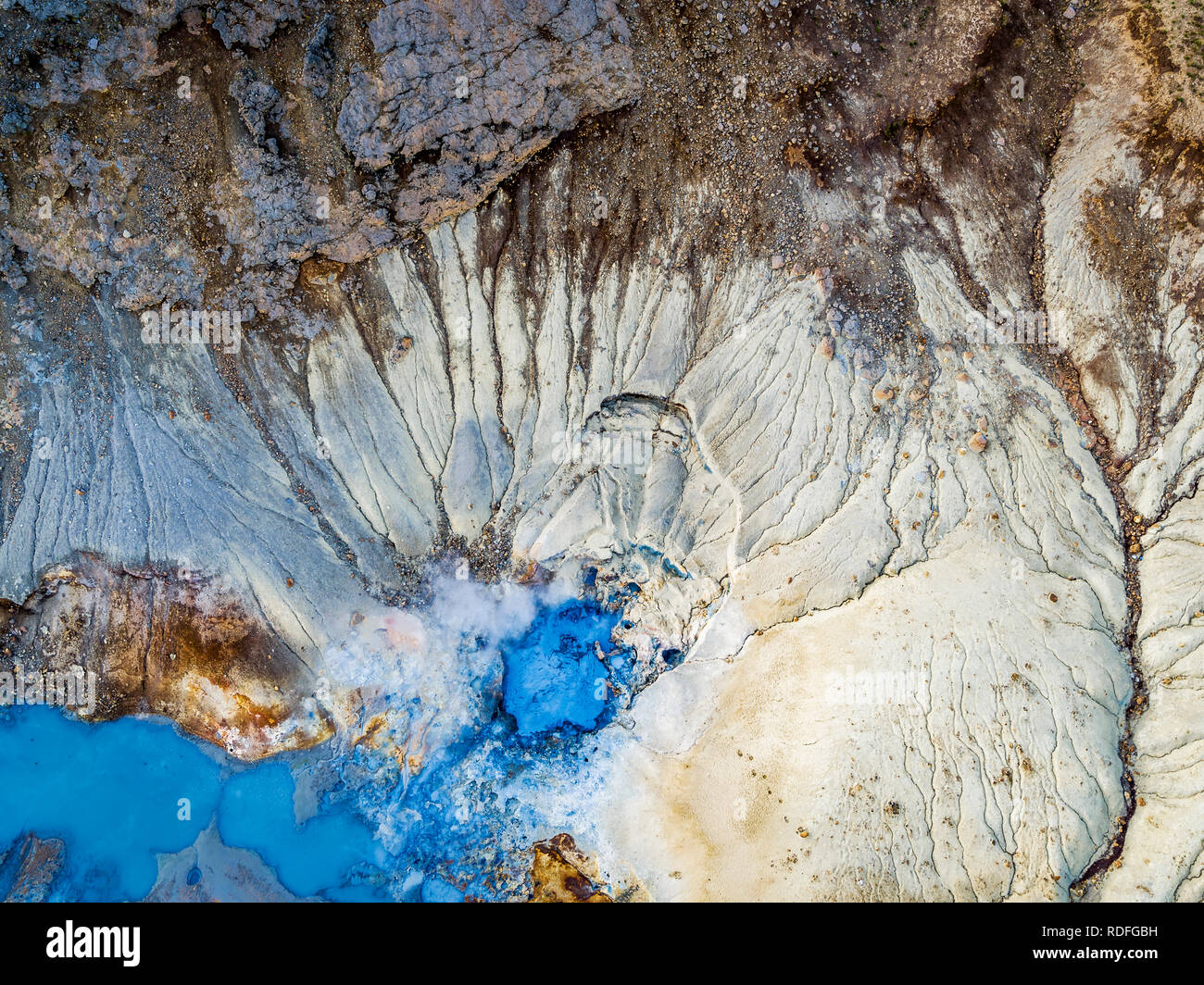 Seltun, area geotermica, Krysuvik, Islanda. Area geotermale gorgogliamento con sorgenti di acqua calda, pentole di fango e solfatare. Foto Stock