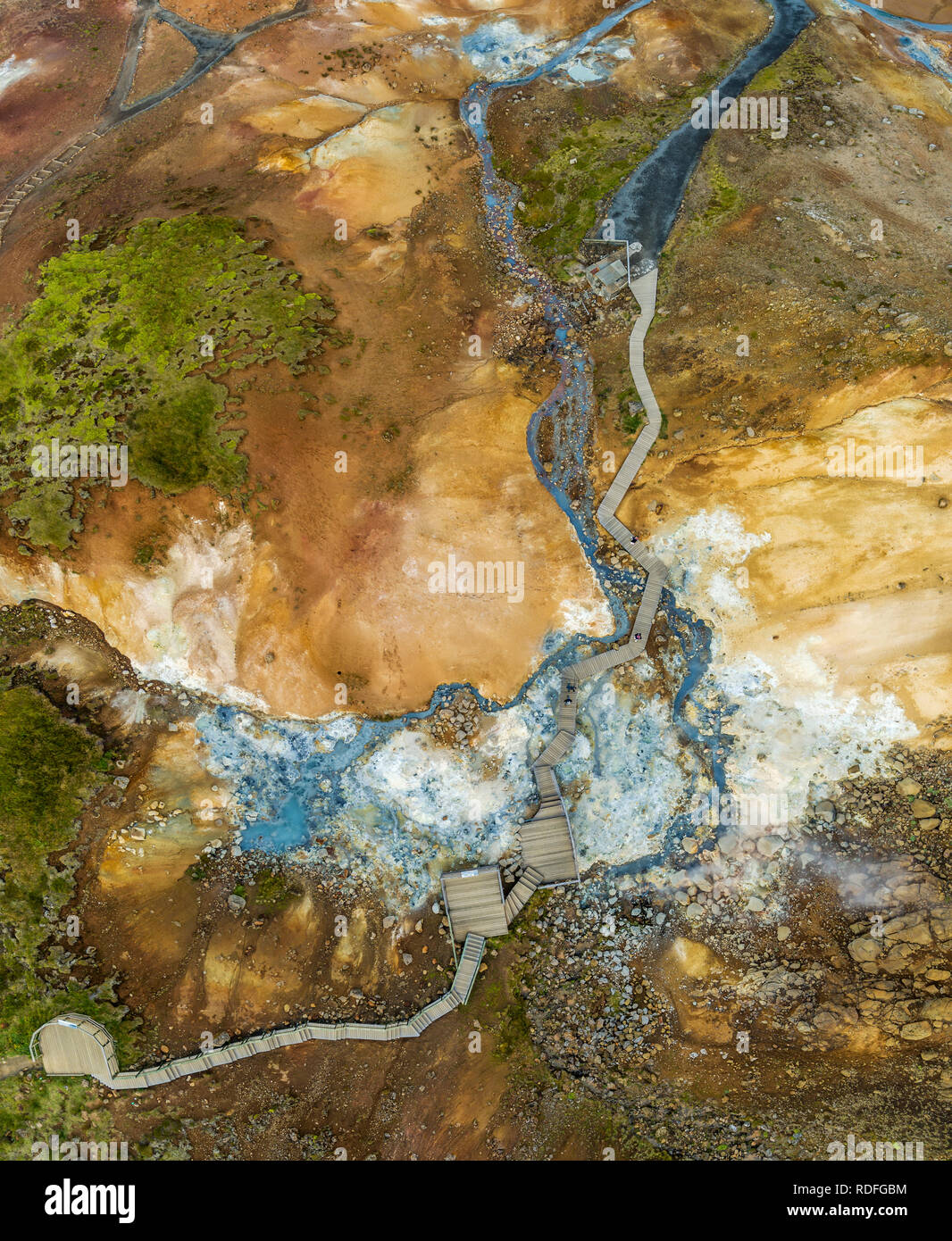 Seltun, area geotermica, Krysuvik, Islanda. Area geotermale gorgogliamento con sorgenti di acqua calda, pentole di fango e solfatare. Foto Stock