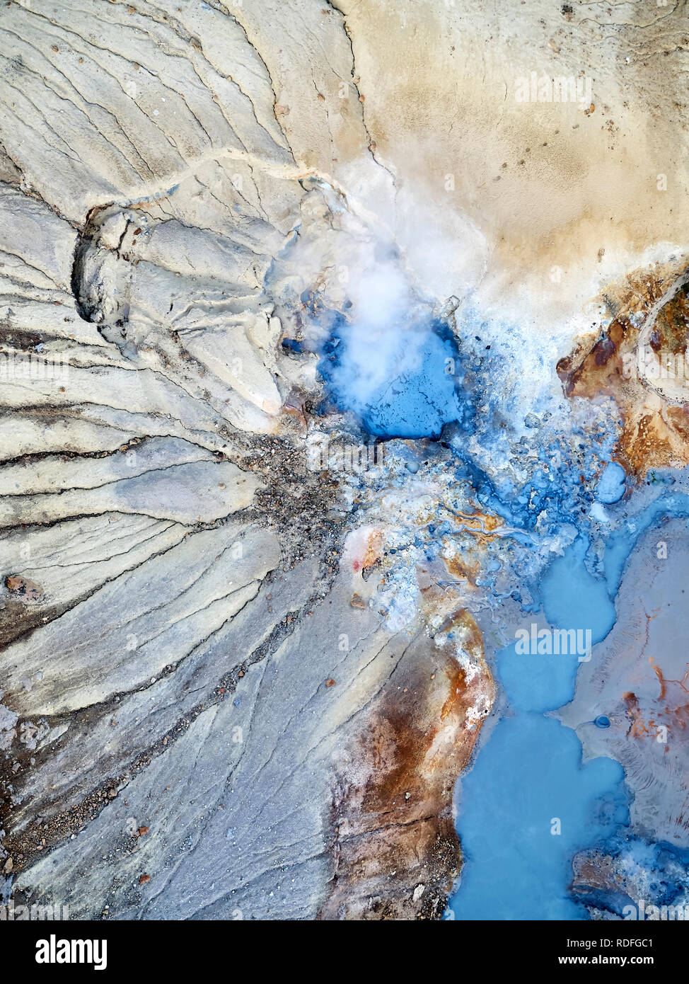 Seltun, area geotermica, Krysuvik, Islanda. Area geotermale gorgogliamento con sorgenti di acqua calda, pentole di fango e solfatare. Foto Stock