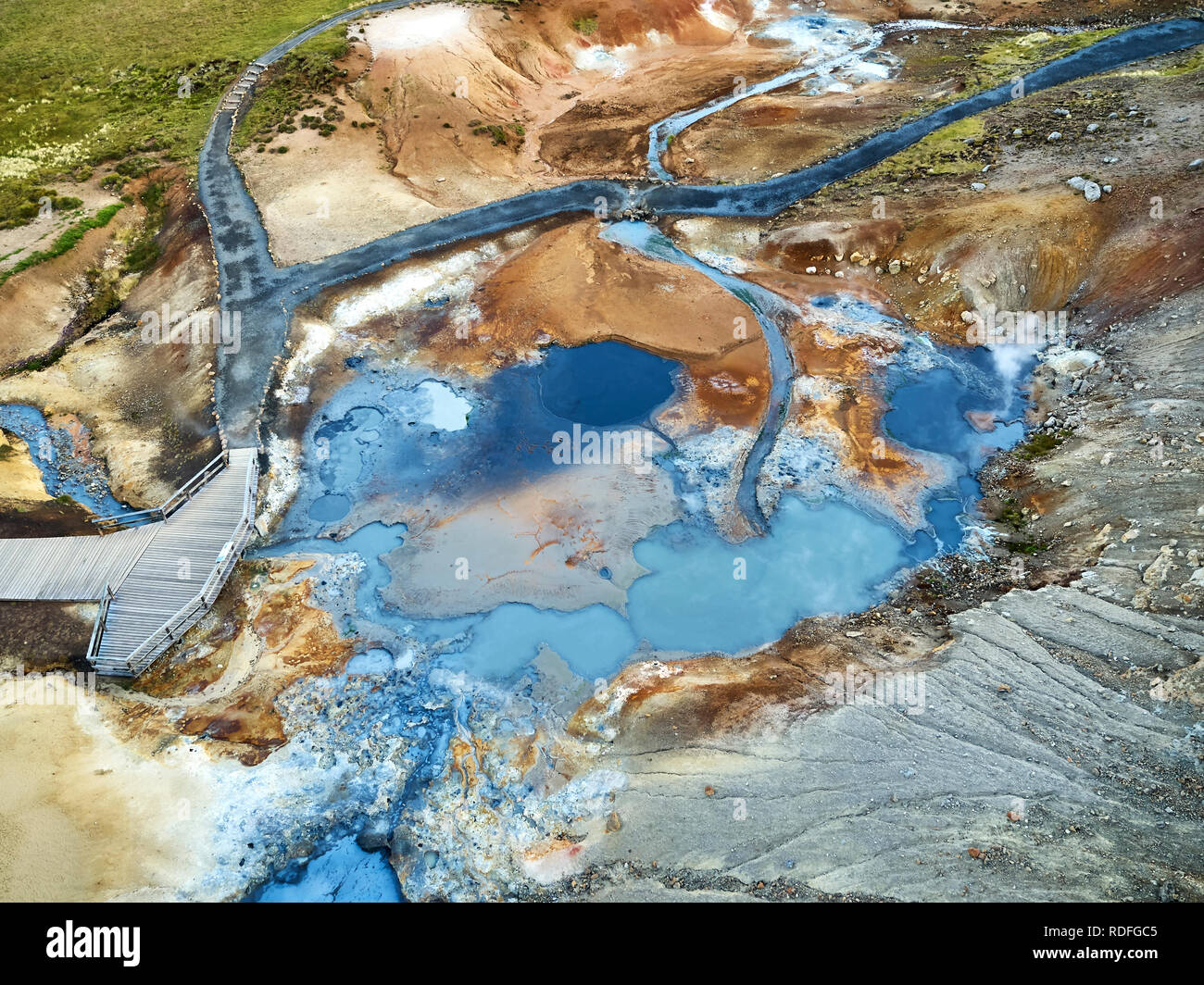 Seltun, area geotermica, Krysuvik, Islanda. Area geotermale gorgogliamento con sorgenti di acqua calda, pentole di fango e solfatare. Foto Stock