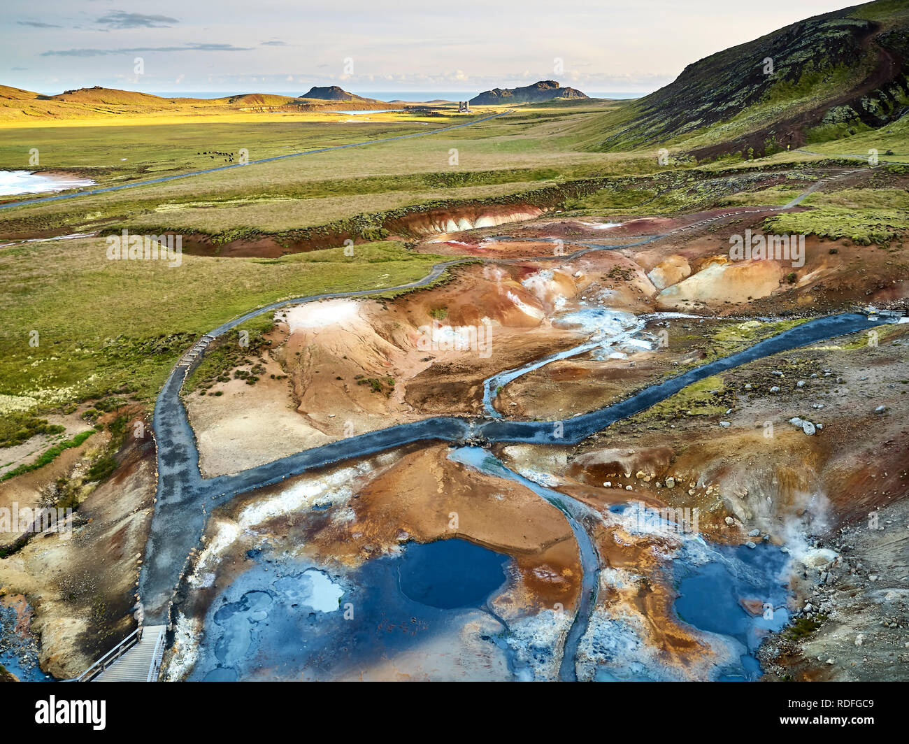 Seltun, area geotermica, Krysuvik, Islanda. Area geotermale gorgogliamento con sorgenti di acqua calda, pentole di fango e solfatare. Foto Stock