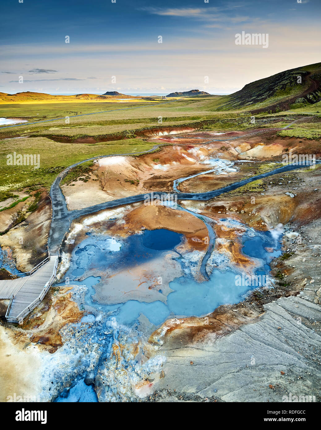 Seltun, area geotermica, Krysuvik, Islanda. Area geotermale gorgogliamento con sorgenti di acqua calda, pentole di fango e solfatare. Foto Stock