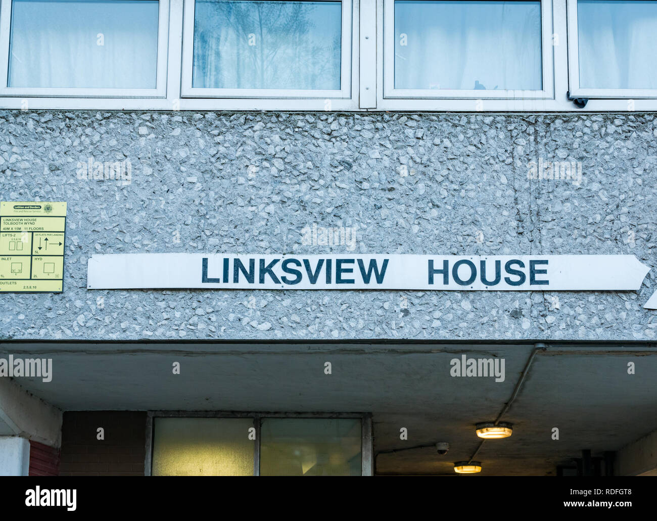 Casa LInksview nome sign, dagli anni sessanta del consiglio sede sociale torre di cemento, blocco di Leith, Edimburgo, Scozia, Regno Unito Foto Stock