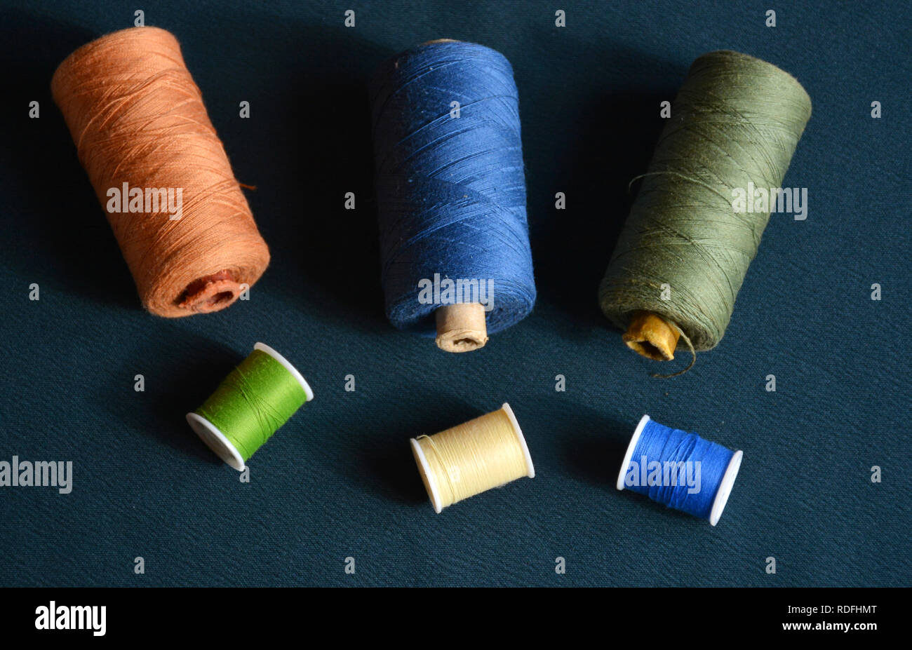 Colorato cucirini, grandi e piccoli, concetto e idea Foto Stock