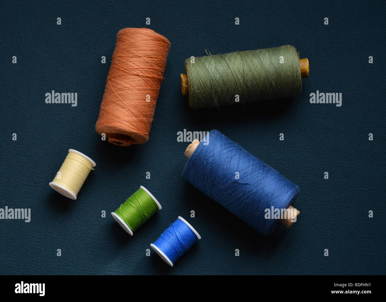 Colorato cucirini, grandi e piccoli, concetto e idea Foto Stock