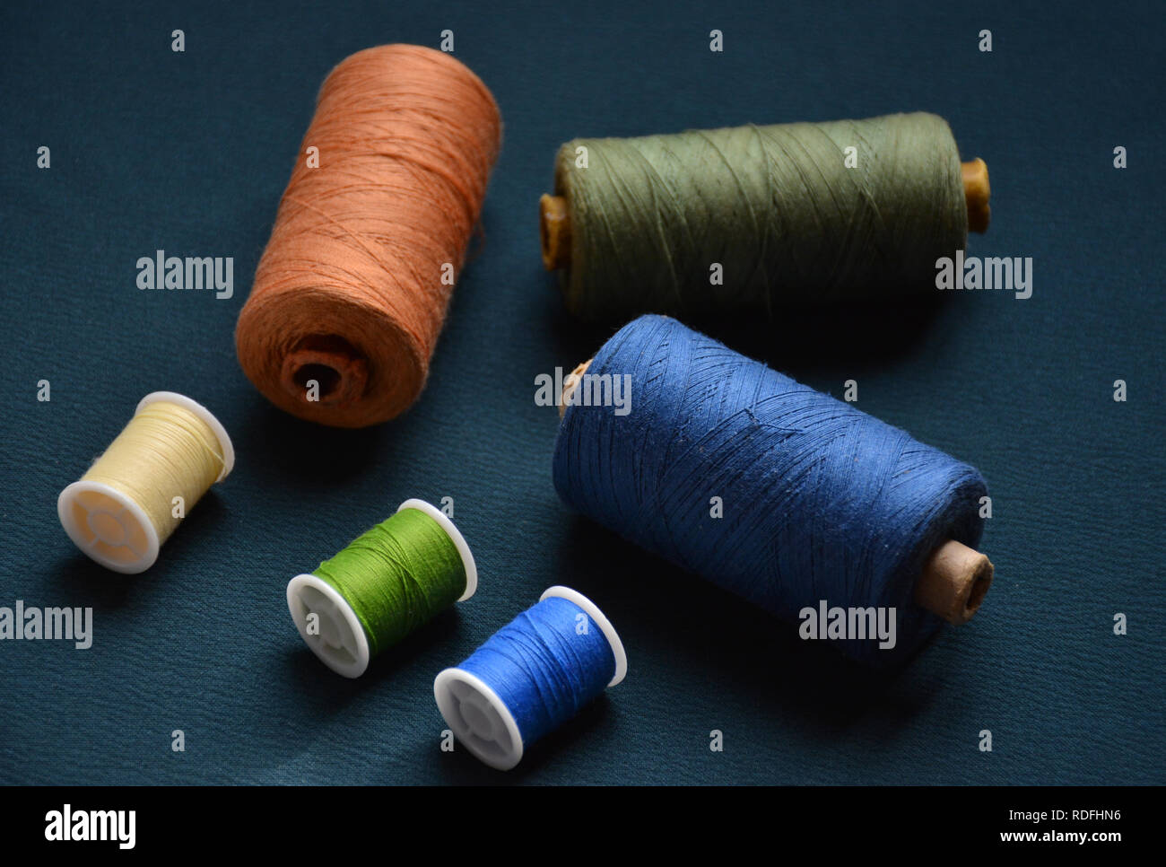 Colorato cucirini, grandi e piccoli, concetto e idea Foto Stock