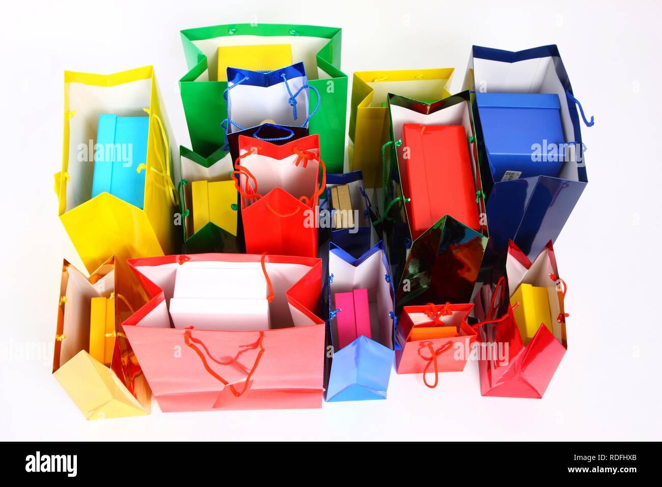 Lucido colorato di sacchetti di carta e scatole regalo Foto Stock