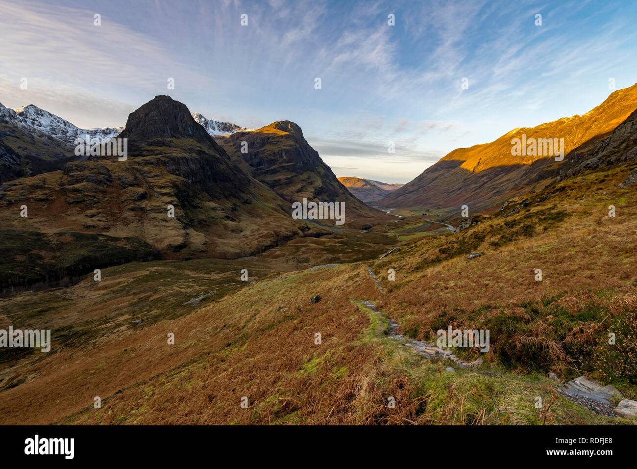 Sentiero escursionistico nel paesaggio di montagna con picchi di Stob Coire nan Lochan, Glen Coe, west Highlands, Scotland, Regno Unito Foto Stock