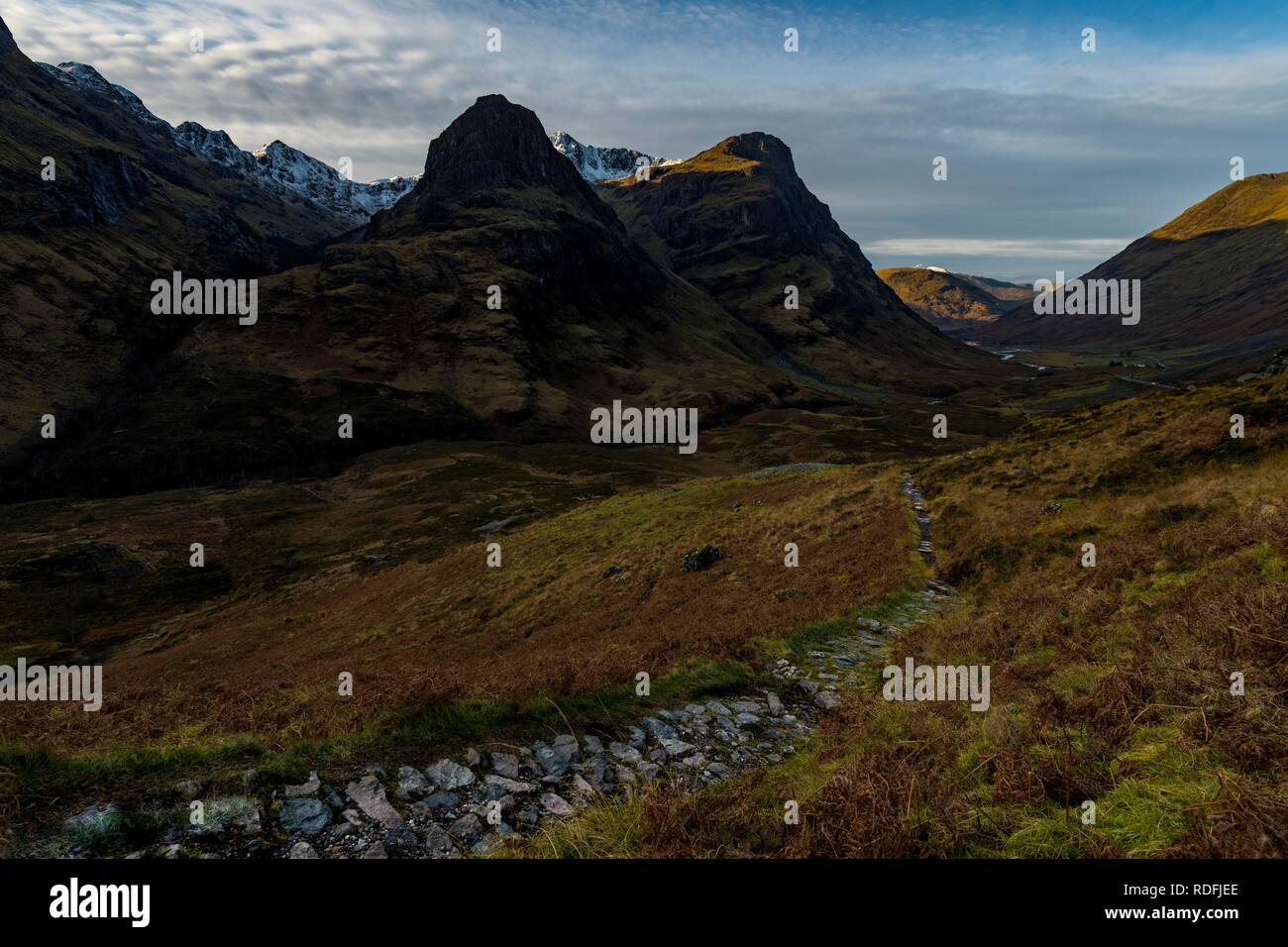 Sentiero escursionistico nel paesaggio di montagna con picchi di Stob Coire nan Lochan, Glen Coe, west Highlands, Scotland, Regno Unito Foto Stock