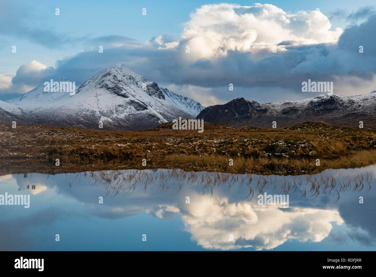 Piccolo lago con la riflessione dell'inverno monti Cullins, Broadford, Isola di Skye, Regno Unito Foto Stock