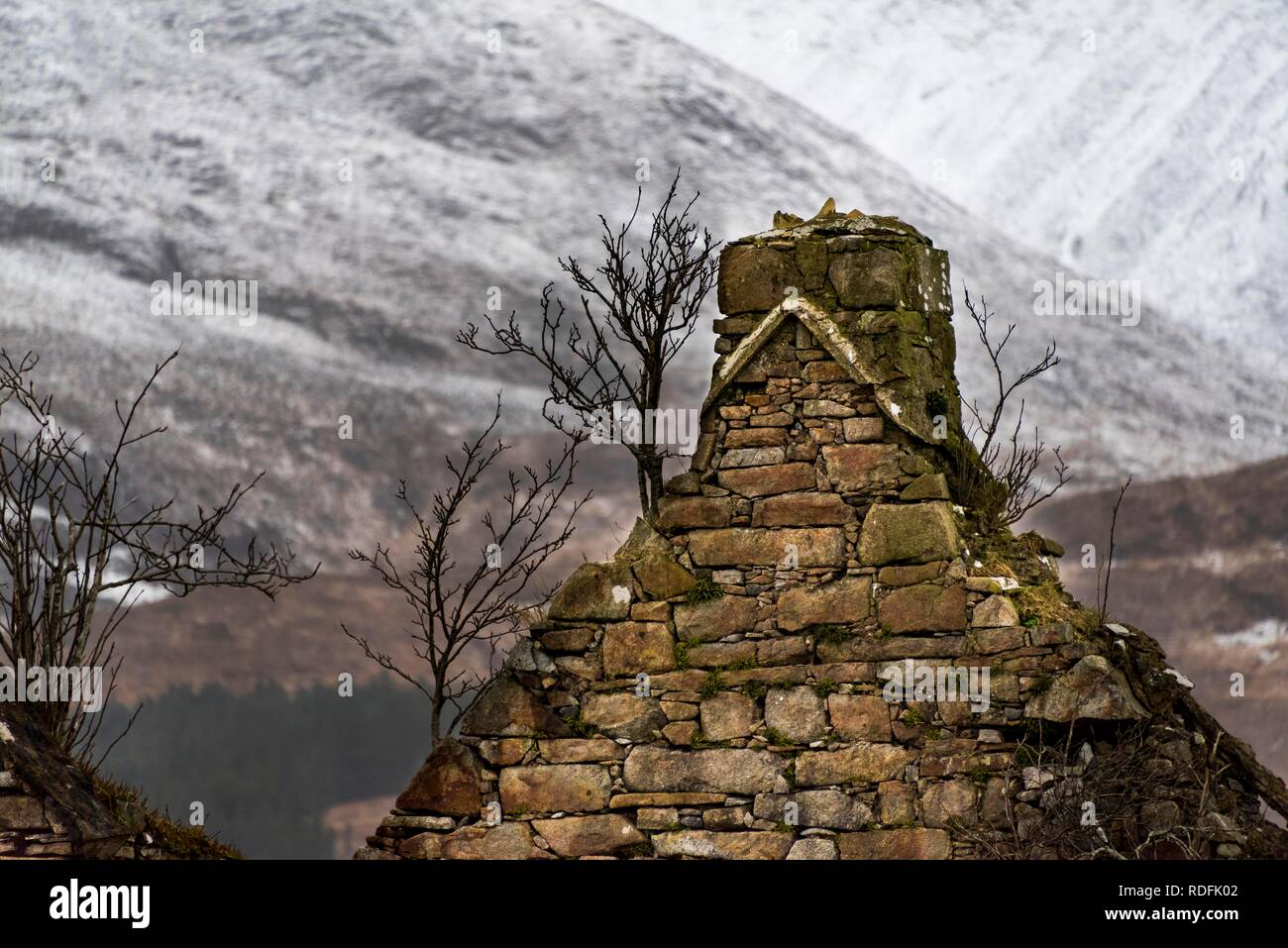 Vecchia casa gable con Cullins montagne sullo sfondo, Broadford, Isola di Skye, Regno Unito Foto Stock