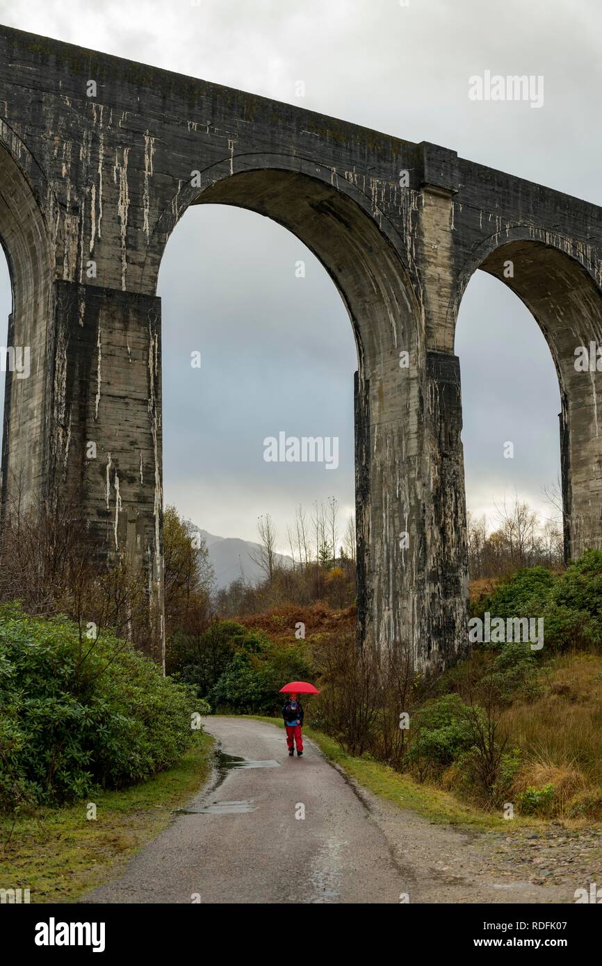 Glenfinnan viadotto ferroviario, con escursionista, Glenfinnan, West Highlands Scozia, Gran Bretagna, Scozia Foto Stock