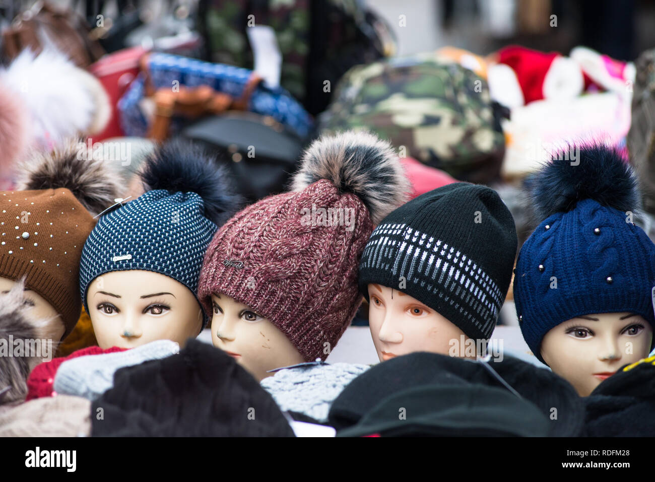 Testa di modelle con berretti di lana a Vienna Naschmarkt Linke Wienzeile mercato delle pulci Mercato antiquario. Austria. Foto Stock
