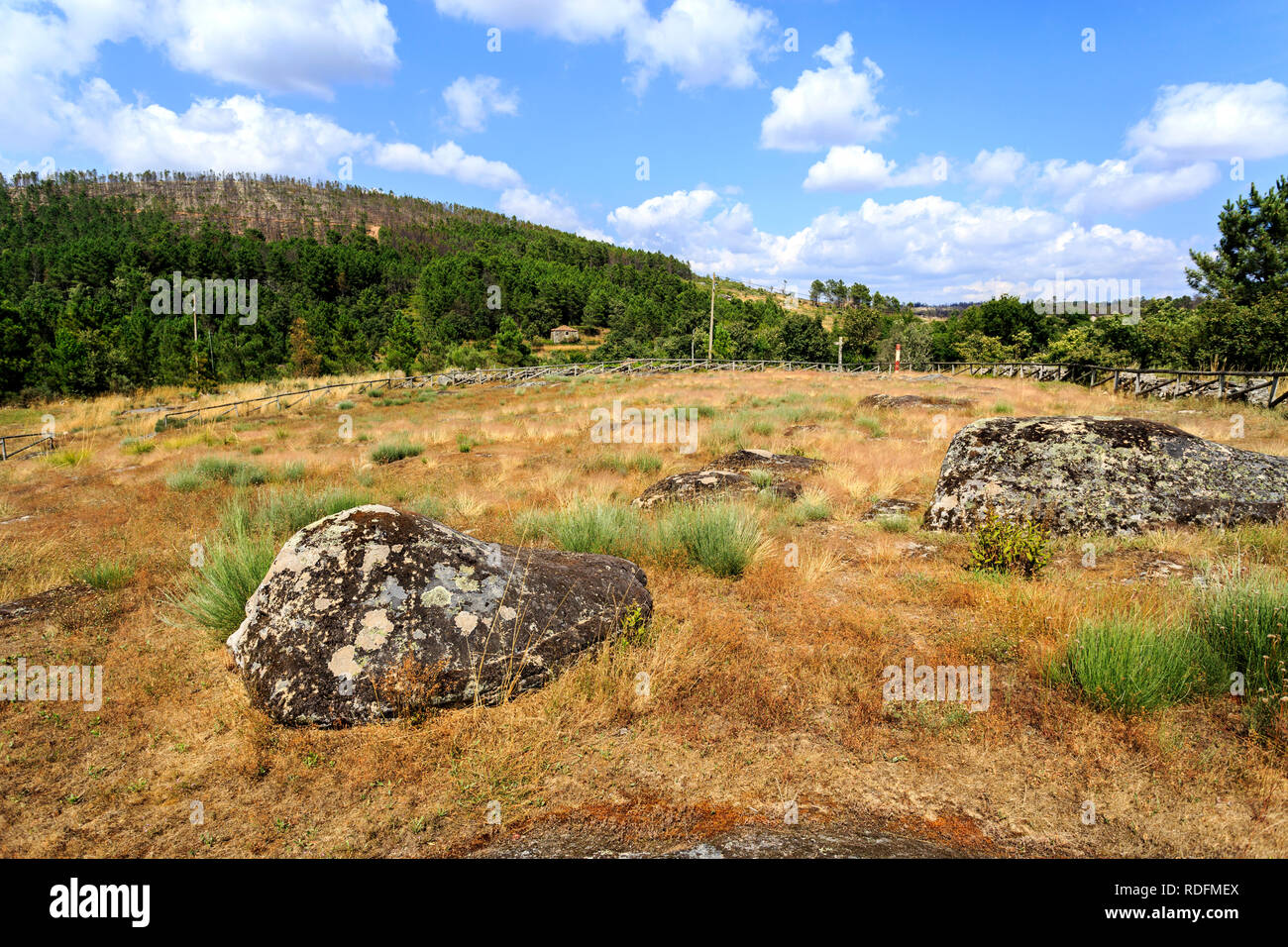 Vista panoramica del primo Medioevo Necropoli di Forcadas con più di venti sepolcri, o siti di interramento, tagliato sulla roccia vicino a Fornos de Algod Foto Stock