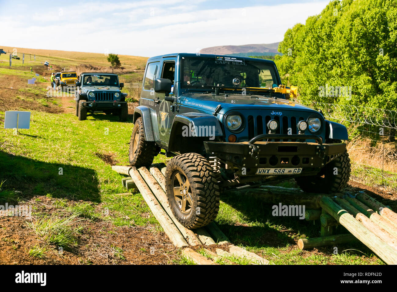 Harrismith, Sud Africa - 02 Ottobre 2015: 4x4 ostacolo di formazione del conducente a Camp Jeep nel Drakensberg Foto Stock
