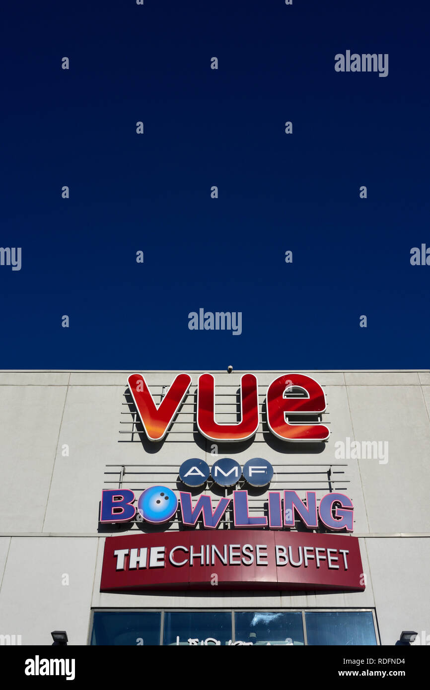 Logo Vue cinema, insegna, bowling amf e segnaletica esterna cinese a buffet fissata su un edificio rivestito in alluminio contro il cielo azzurro a Bury, regno unito Foto Stock Logo Vue cinema, insegna, bowling amf e segnaletica esterna cinese a buffet fissata su un edificio rivestito in alluminio contro il cielo azzurro a Bury, regno unito Foto Stock