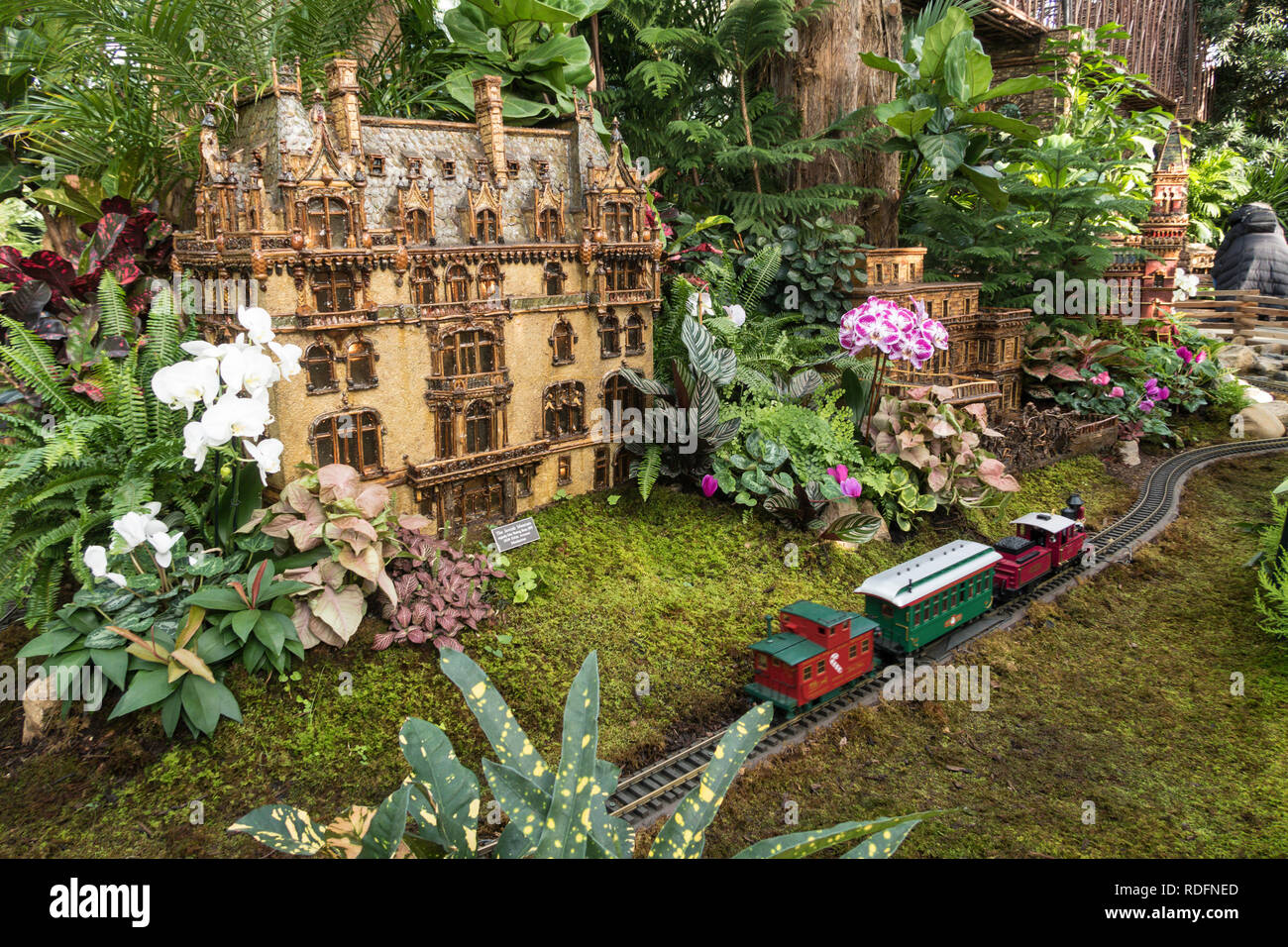 Il treno per le vacanze in mostra il Enid A. Haupt Conservatory è una tradizione di stagione a New York il Giardino Botanico, il Bronx, New York, Stati Uniti d'America Foto Stock
