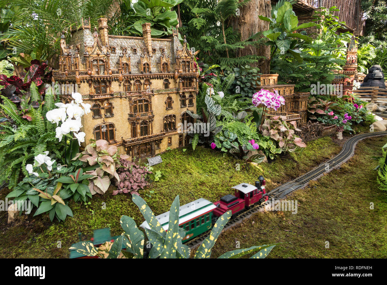 Il treno per le vacanze in mostra il Enid A. Haupt Conservatory è una tradizione di stagione a New York il Giardino Botanico, il Bronx, New York, Stati Uniti d'America Foto Stock