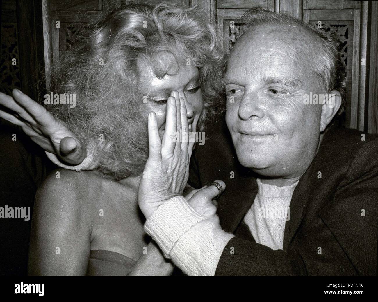 Monique Van Vooren e Truman Capote 1978 Foto di Adam Scull/il PHOTOlink/MediaPunch Foto Stock