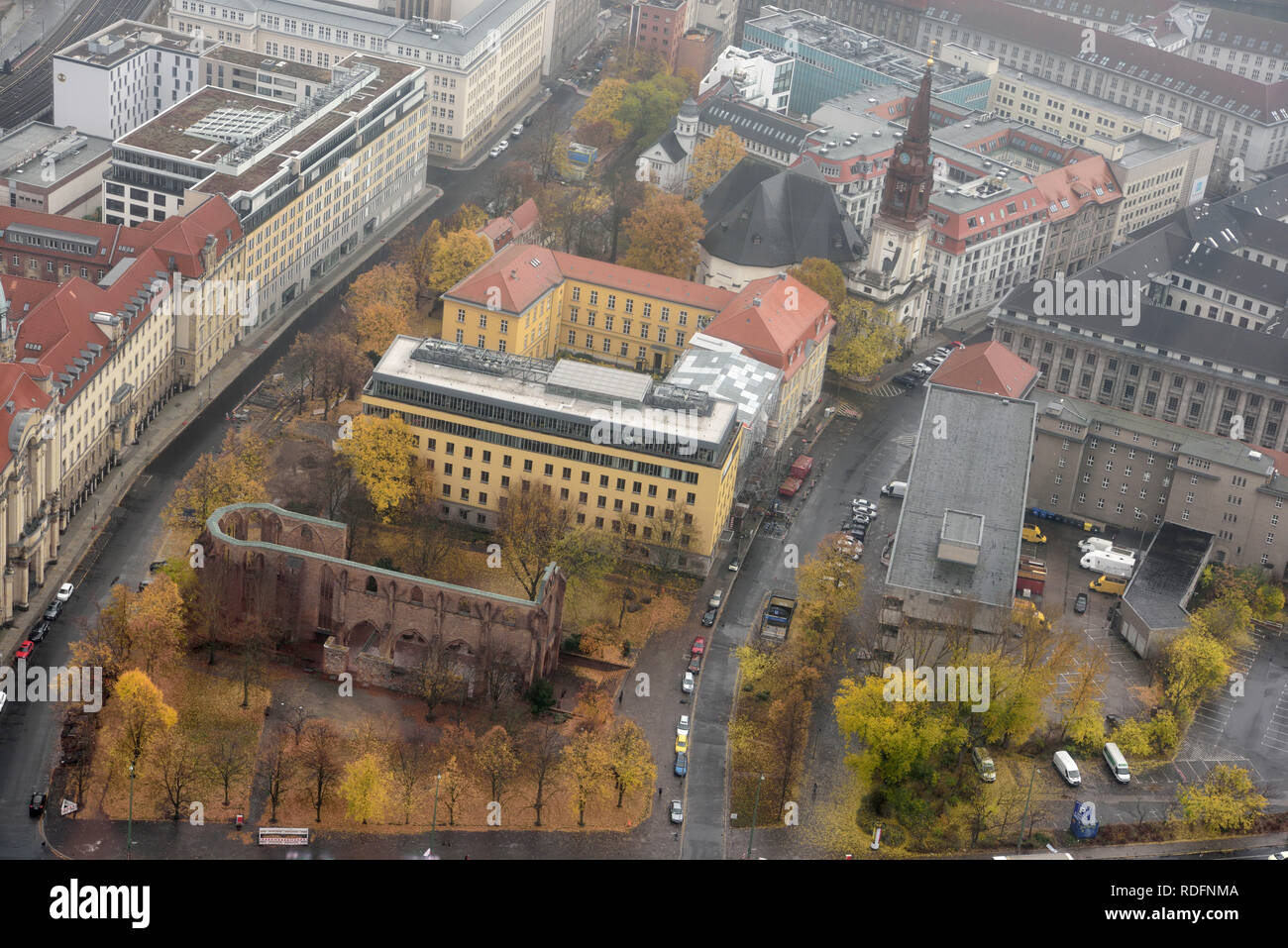 Berlino, Germania - 11 novembre 2018. Vista su Berlino, con le rovine di Franziskaner-Klosterkirche, corte regionale edificio Landgericht Berlin, culturale Foto Stock