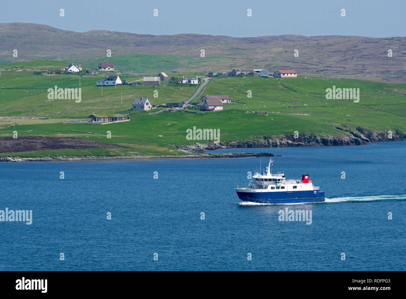 Whalsay ferry boat Linga vela in Laxo Voe, Vidlin sulla terraferma e isole Shetland, Scotland, Regno Unito Foto Stock