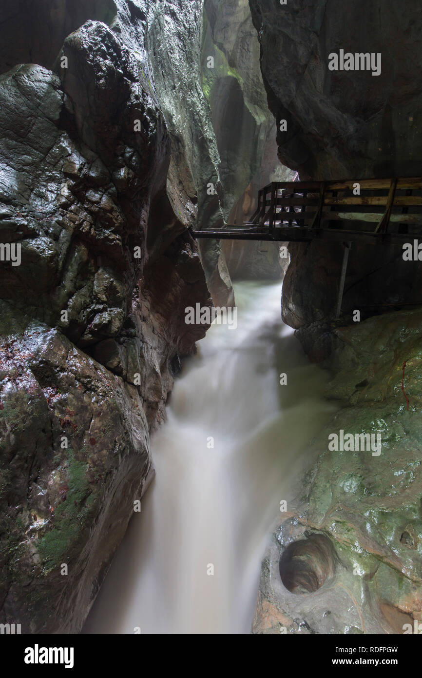 Il fiume Weißbach in esecuzione attraverso la Seisenbergklamm / Seisenbachklamm, gorge vicino Weißbach bei Lofer, Saalachtal, Salisburgo / Salzburger Land, Austr Foto Stock