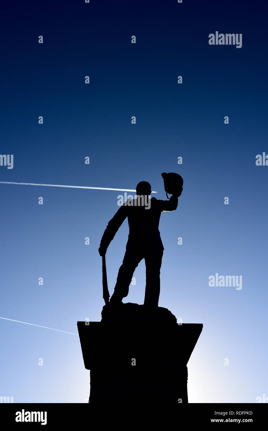 Lancashire Fusiliers Boer War Memorial, statua retroilluminata di silhouette soldato con sfondo blu cielo e contrail, sequenza temporale, Bury lancashire uk Foto Stock