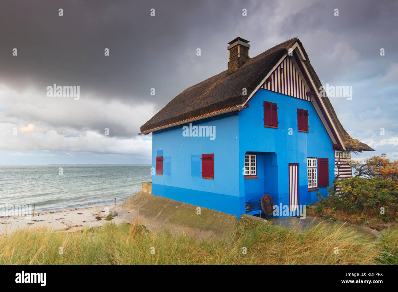 Blue beach house sulla penisola Graswarder, Heiligenhafen, Schleswig-Holstein, Germania Foto Stock