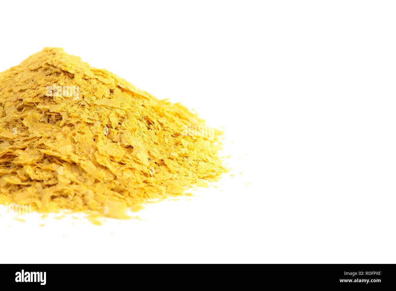 Le scaglie di colore giallo di lievito nutrizionale di un sostituto di formaggio e condimenti per la cucina vegana Foto Stock