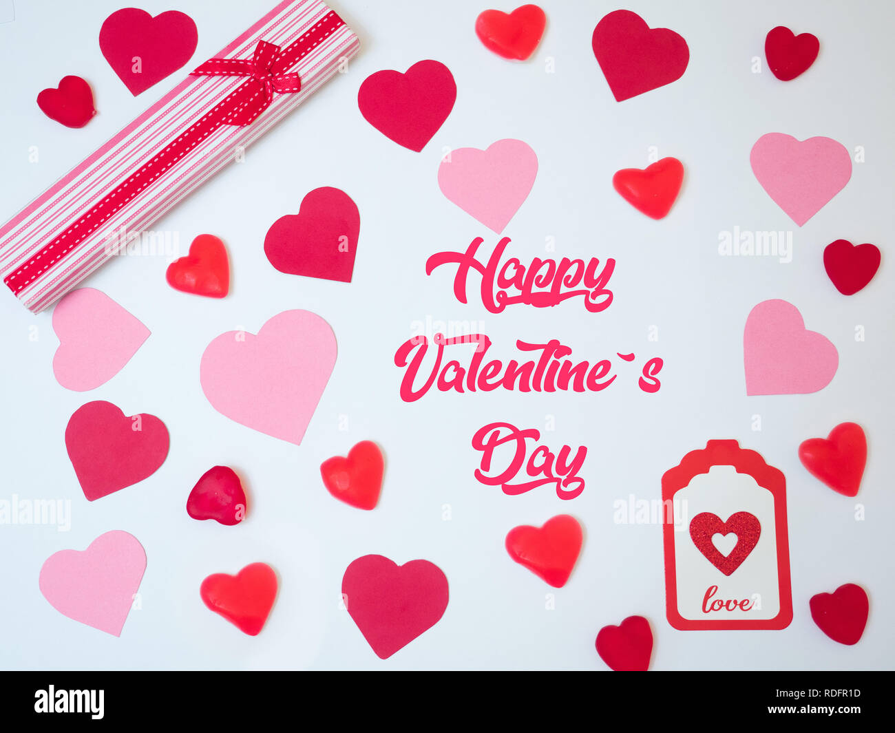 San Valentino scheda decorazione realizzata con i colori rosso e rosa Cuori di carta e una confezione regalo. Dono d'amore. Foto Stock