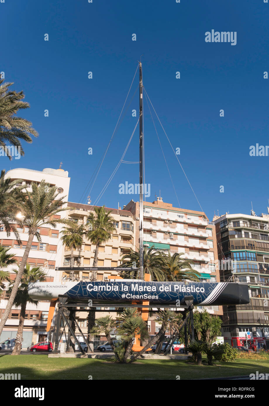 Girare la marea di plastica di una barca da regata sponsorizzata dalla Fondazione Mirpuri di Alicante in Spagna, Europa Foto Stock