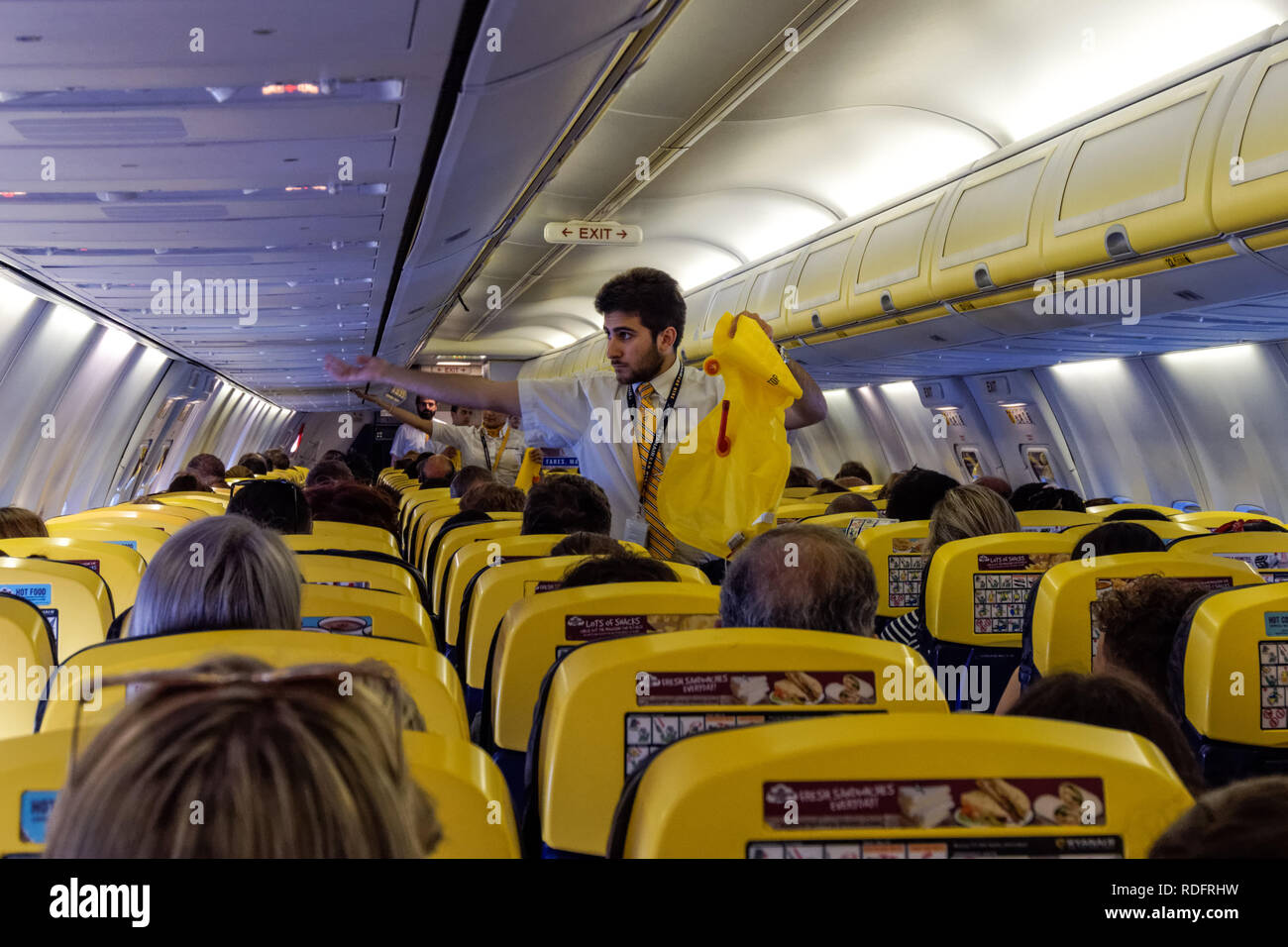 Dimostrazione di sicurezza dell'assistente di volo sull'aereo Ryanair, Regno Unito Foto Stock