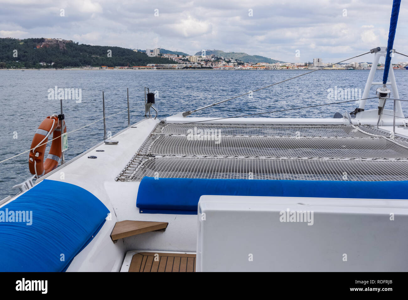 Tourist catamarano a vela nel fiume Sado estuary vicino a Setubal, Portogallo Foto Stock
