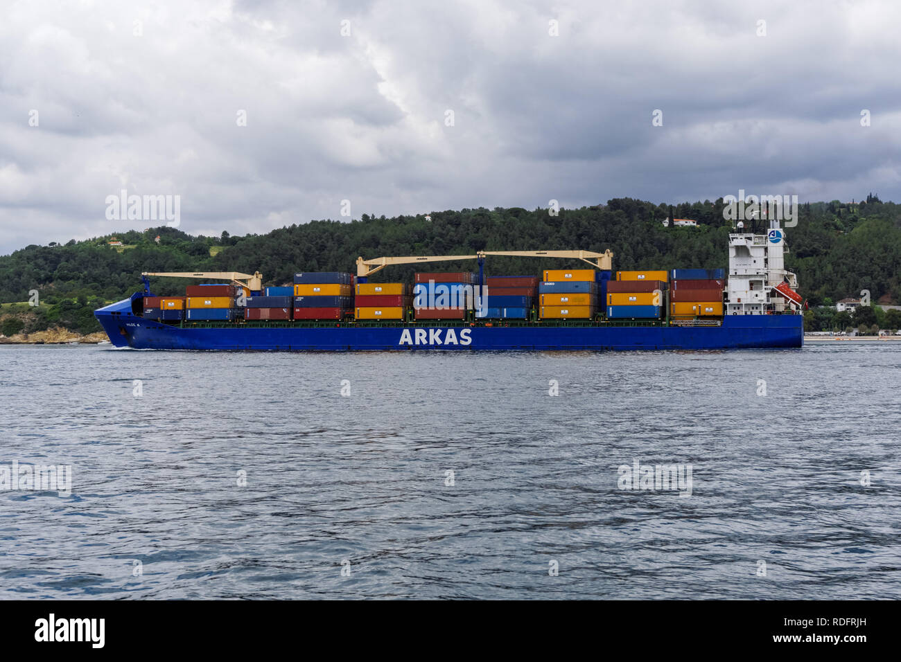 Contenitore di carico nave Arkas sull'Oceano Atlantico vicino a Setubal in Portogallo Foto Stock