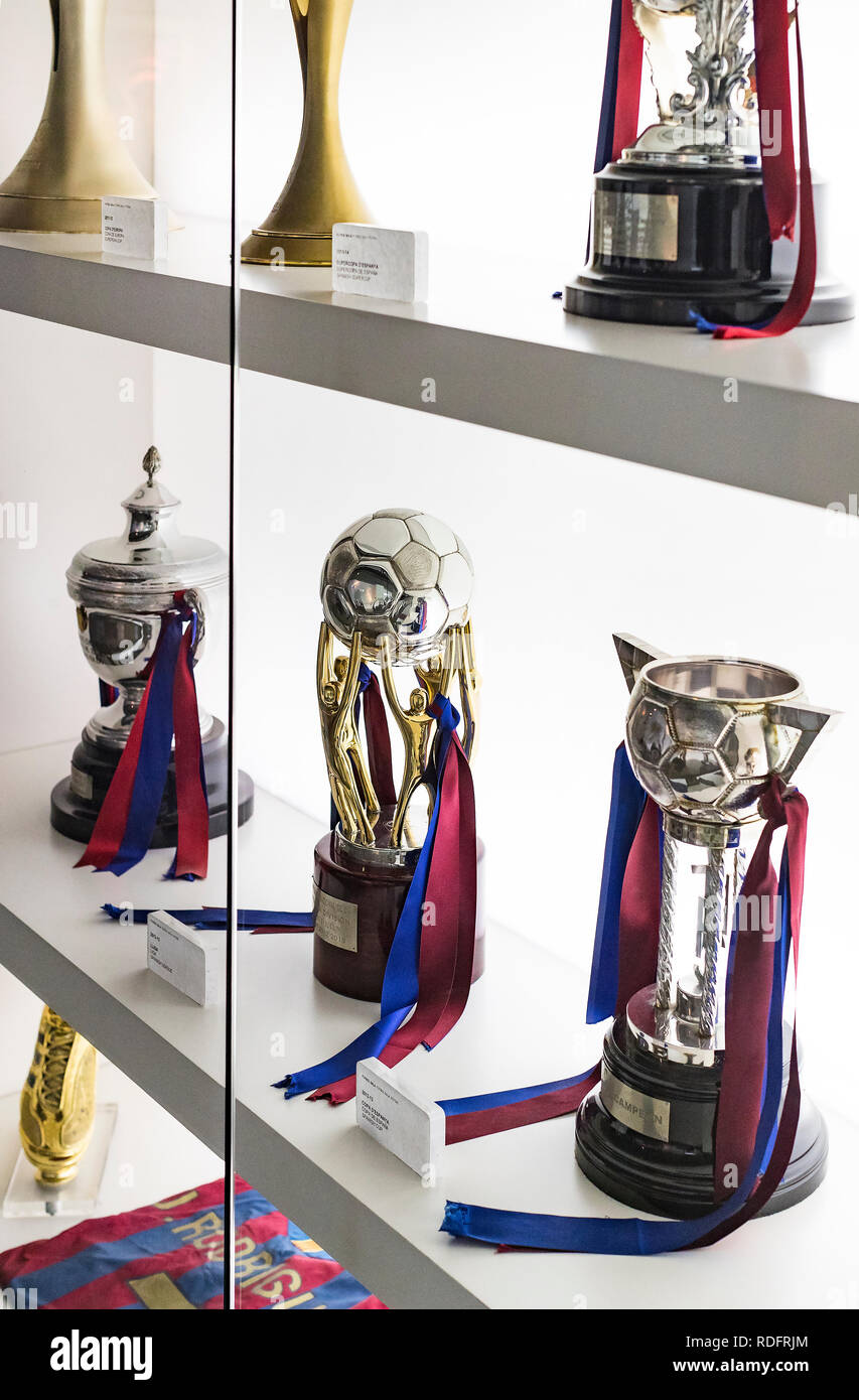 Barcellona, Spagna - 12 gennaio 2018: il museo di trofei di coppe e premi della squadra FC Barcelona nel del Camp Nou. Foto Stock